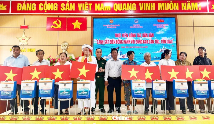 Cảnh sát biển đồng hành với đồng bào dân tộc, tôn giáo xã Phước Dinh