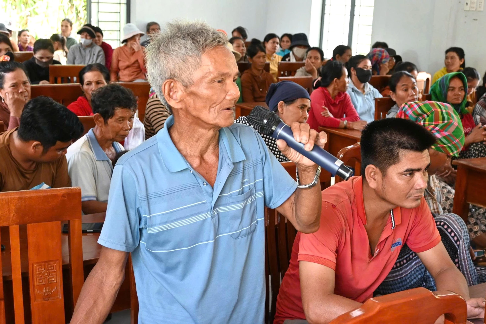 Cử tri thôn Phước Kháng kiến nghị tại buổi tiếp xúc cử tri,