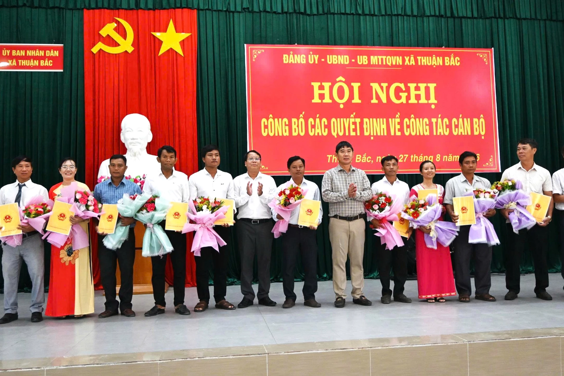 Lãnh đạo xã tặng hoa và trao quyết định cho các Trưởng thôn trên địa bàn xã