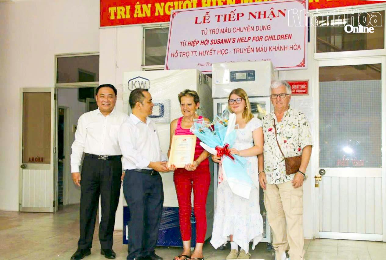 Lễ tiếp nhận thiết bị y tế do Tổ chức Susann’s Help For Children dành tặng Trung tâm Huyết học - Truyền máu Khánh Hòa.
