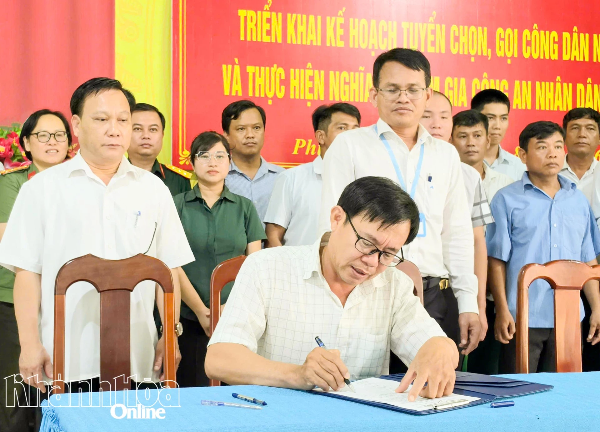Đại diện các đơn vị ký kết giao ước thi đua trong công tác tuyển chọn, gọi công dân nhập ngũ năm 2027.