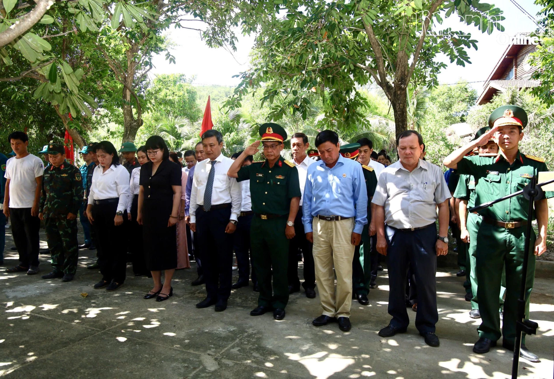 Các đại biểu dành phút mặc niệm tưởng nhớ công lao của các anh hùng liệt sĩ tại Khu tưởng niệm liệt sĩ Căn cứ địa cách mạng Đồng Bò.