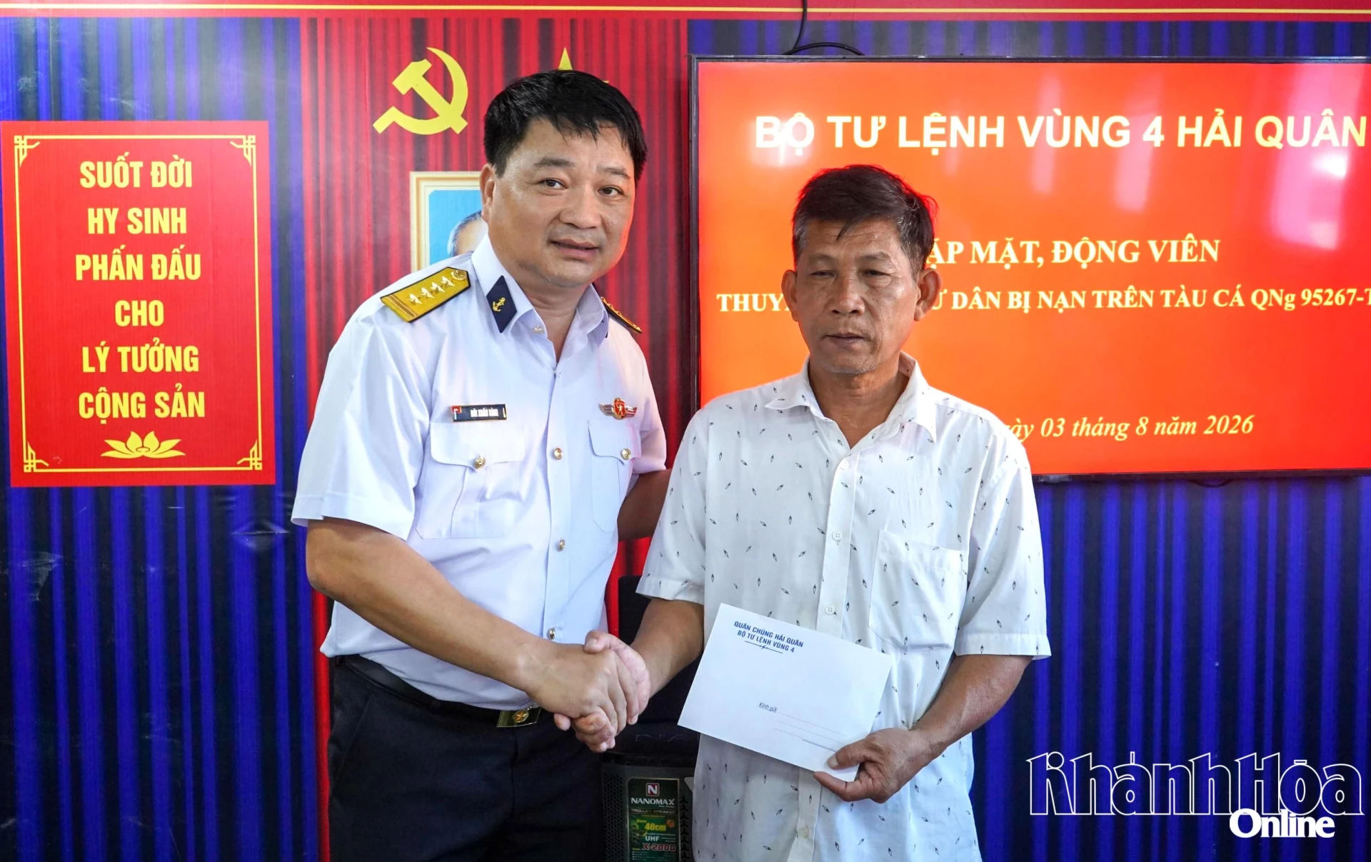 Đại tá Bùi Xuân Bình động viên ông Trần Văn Dân - thuyền trưởng tàu cá gặp nạn.