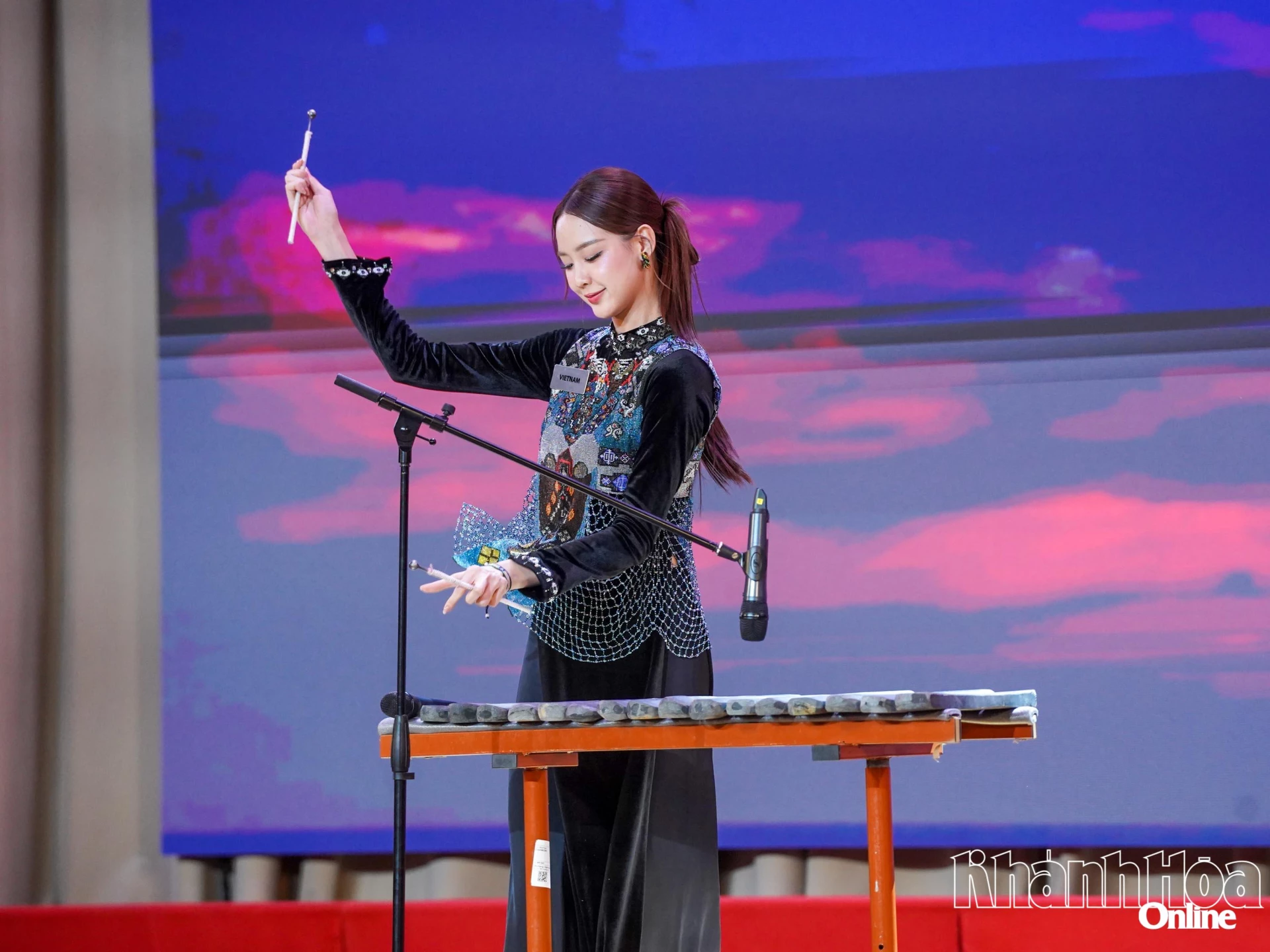 Le Nguyen Bao Ngoc of Vietnam plays the lithophone

