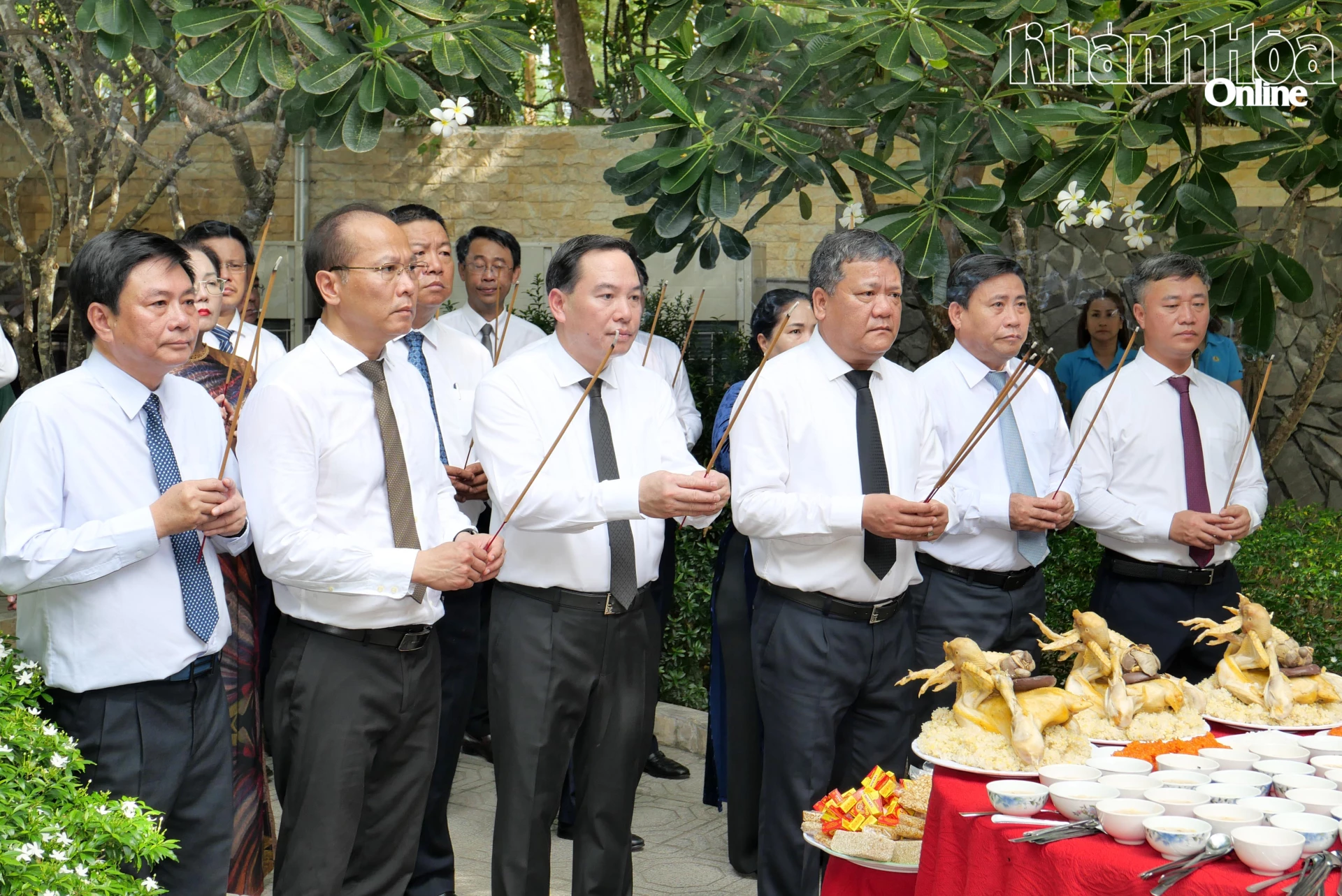 Các đồng chí Thường trực Tỉnh ủy và đại biểu dâng hương Khu mộ gió tại Khu tưởng niệm chiến sĩ Gạc Ma.