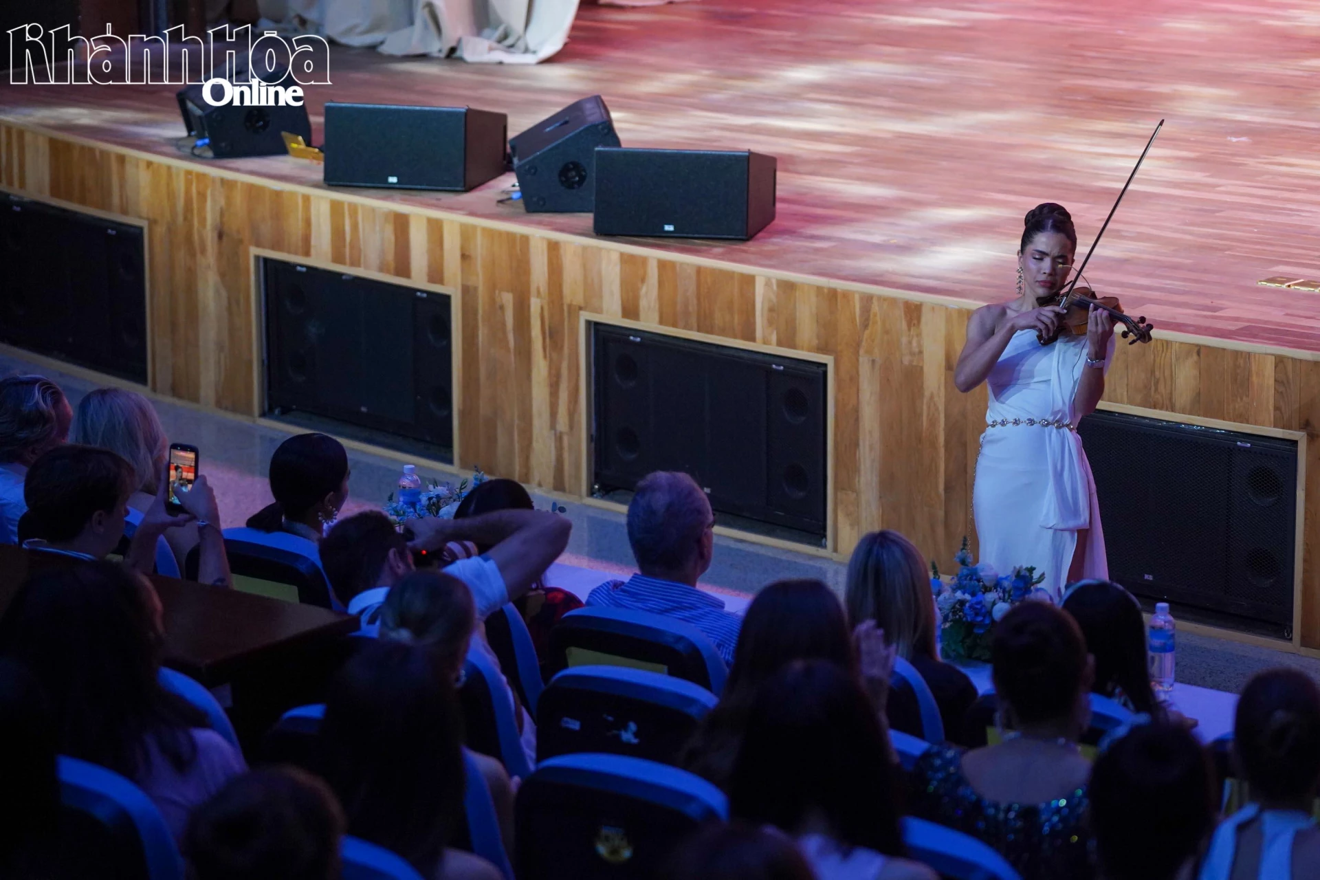 Ayelen Perez of Paraguay plays the violin

