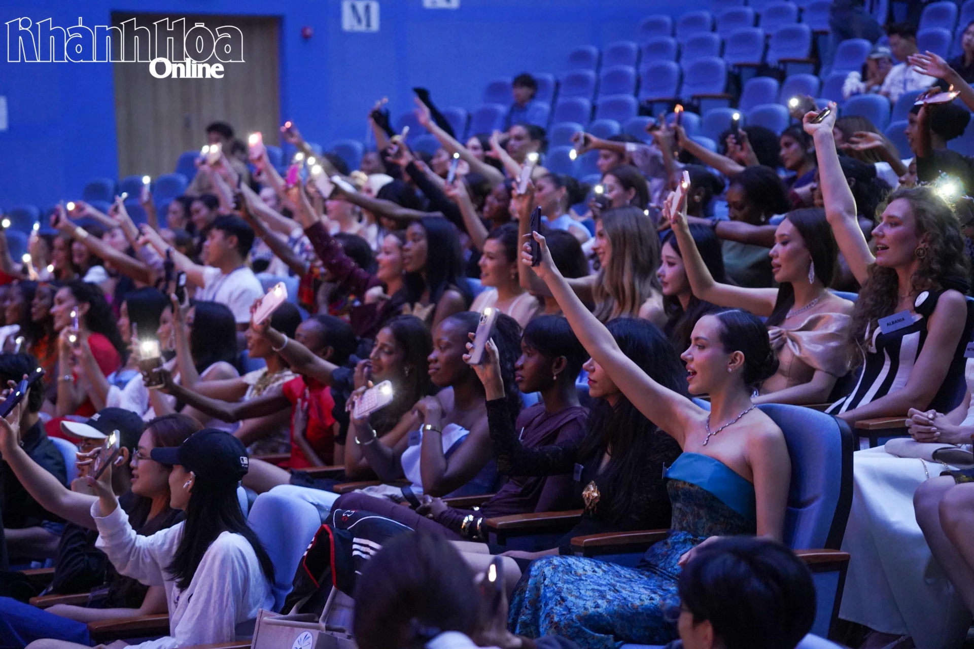 Contestants applaud during the presentations

