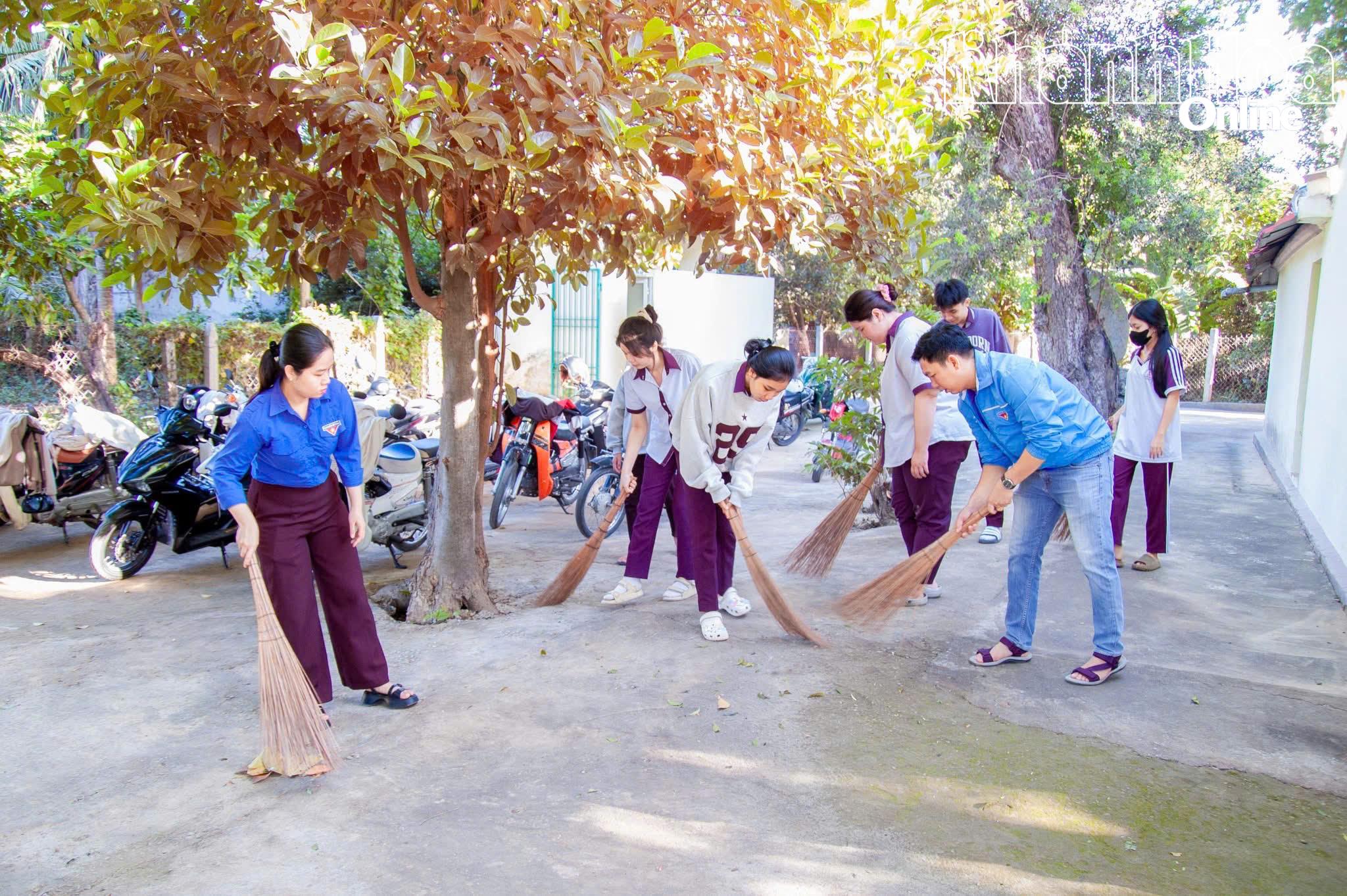 Đoàn viên, thanh niên phường Bảo An dọn vệ sinh môi trường.