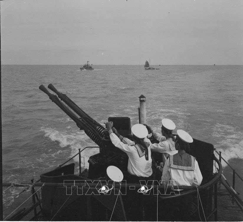 Cán bộ, chiến sĩ Hải quân đánh trả máy bay Mỹ trong Chiến thắng trận đầu ngày 2 và 5/8/1964. Ảnh: Nguyễn Thụ/TTXVN