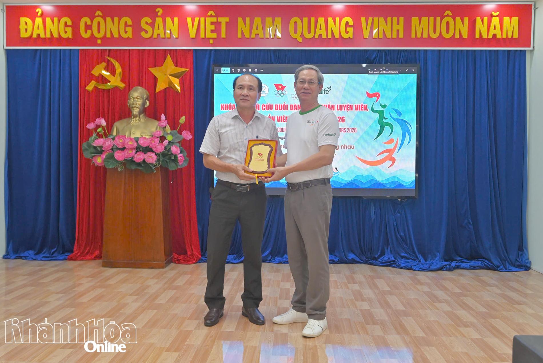 Lãnh đạo Ủy ban Olympic Việt Nam tặng kỷ niệm chương cho Sở Văn hóa, Thể thao và Du lịch tỉnh.