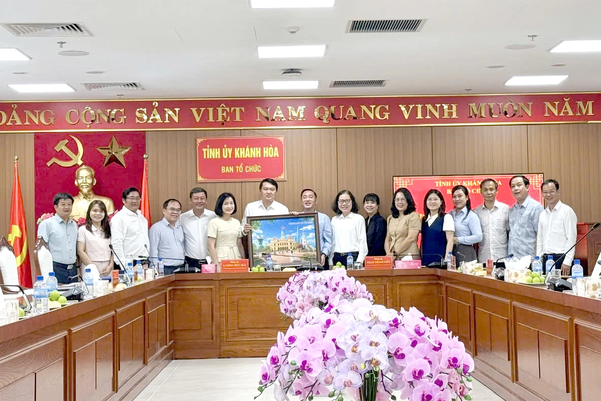 Đoàn công tác của Ban Tổ chức Thành ủy TP. Hồ Chí Minh tặng quà lưu niệm cho Ban Tổ chức Tỉnh ủy Khánh Hòa. 