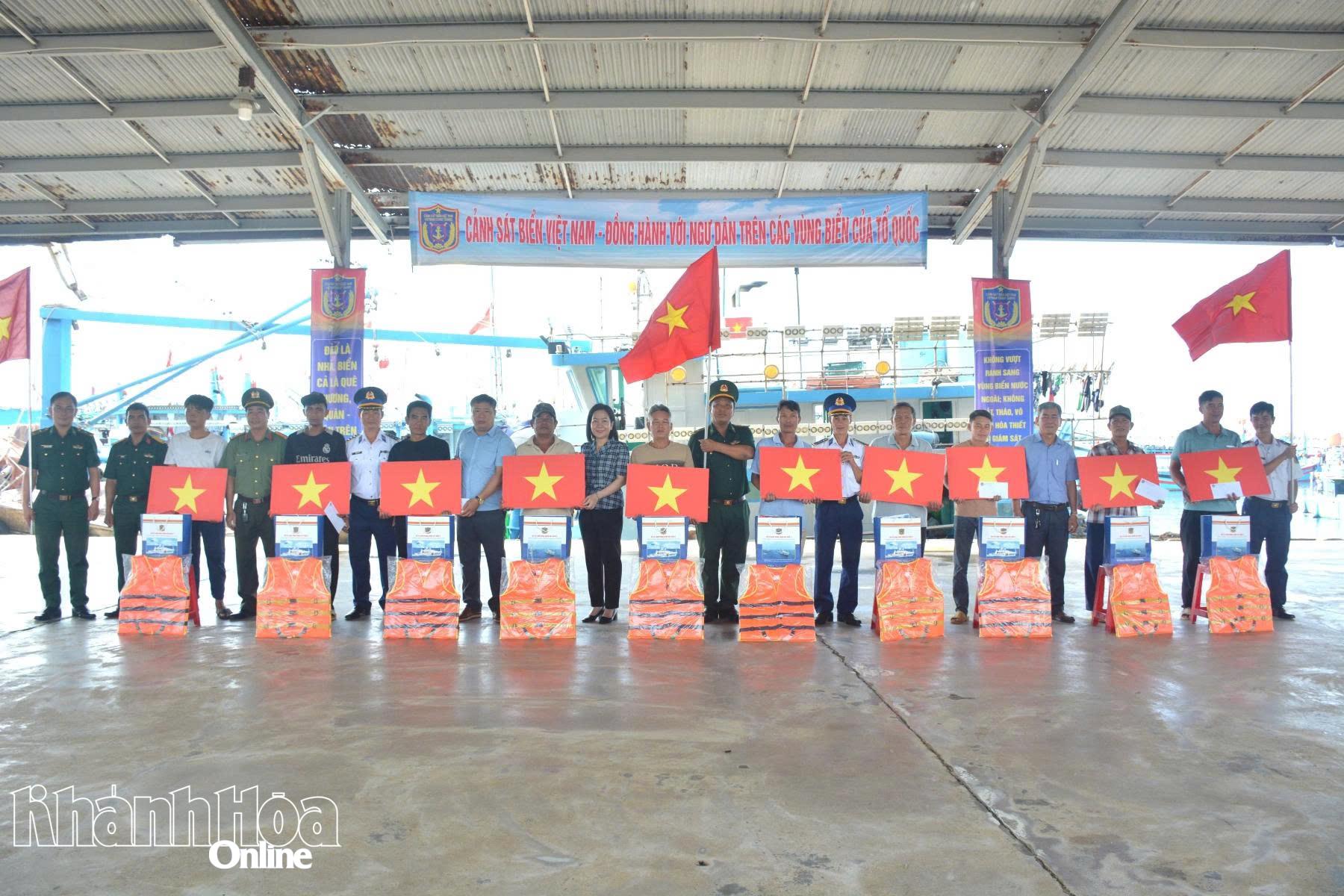 Ban tổ chức tặng qu&agrave; cho c&aacute;c gia đ&igrave;nh ngư d&acirc;n c&oacute; ho&agrave;n cảnh kh&oacute; khăn.