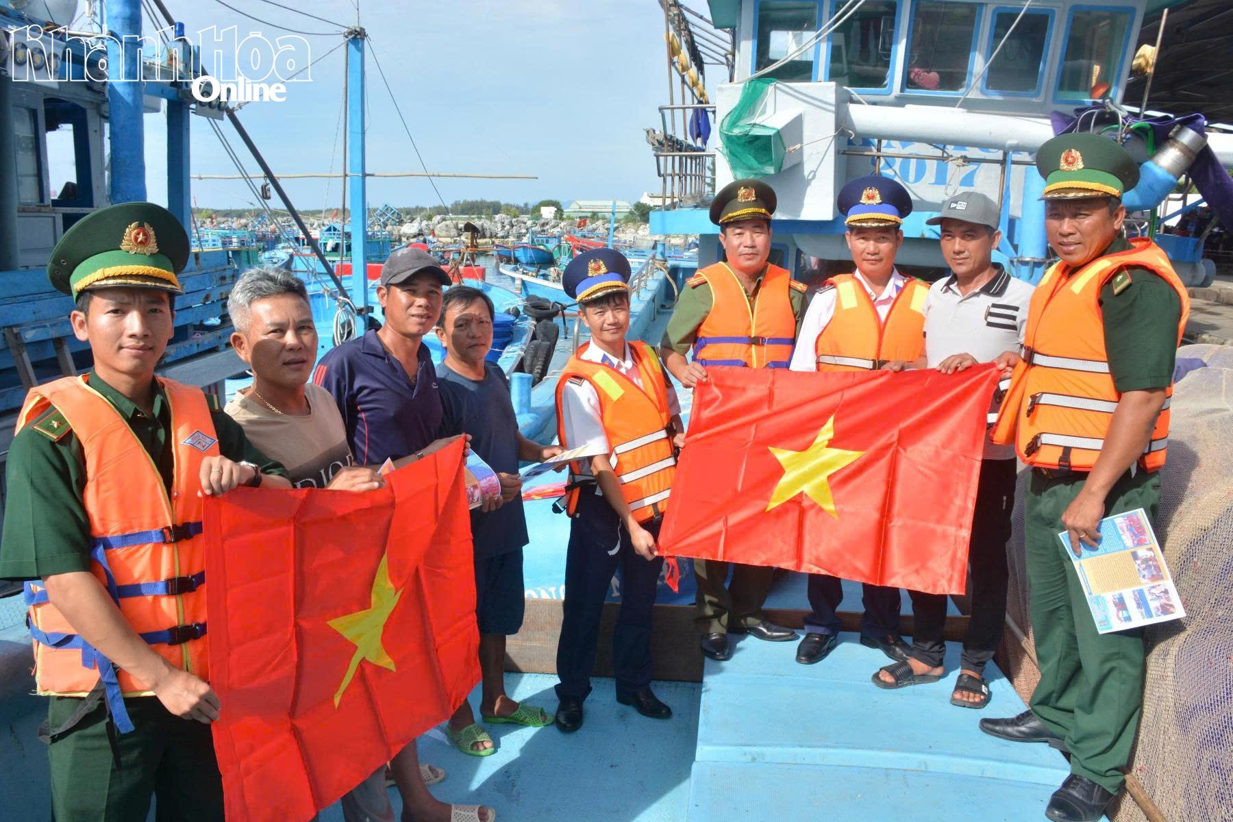 Ban tổ chức tặng cờ Tổ quốc v&agrave; qu&agrave; cho c&aacute;c chủ t&agrave;u c&aacute; v&agrave; ngư d&acirc;n.