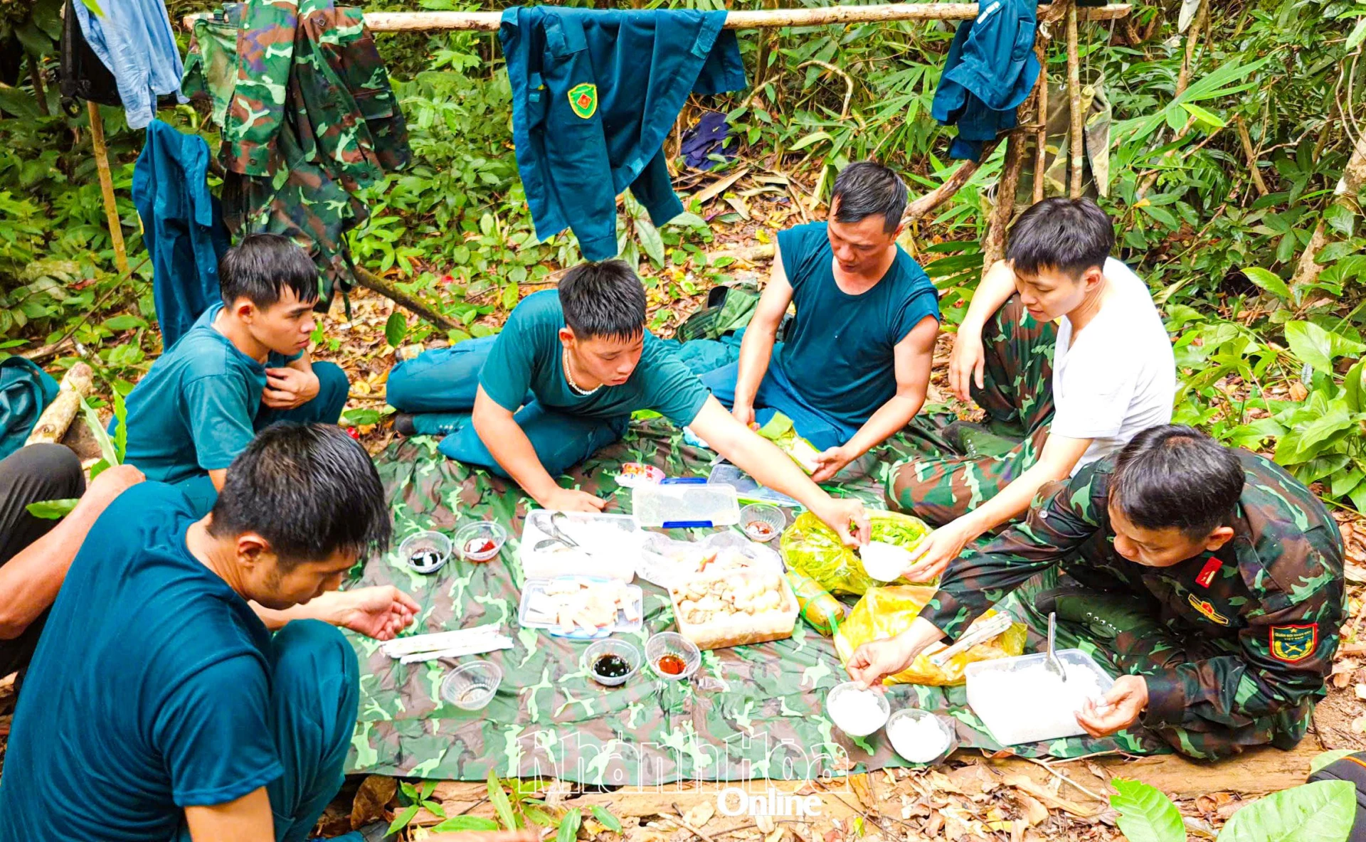 Bữa cơm trưa dã chiến của đoàn khảo sát trên đỉnh núi Hòn Chảo.