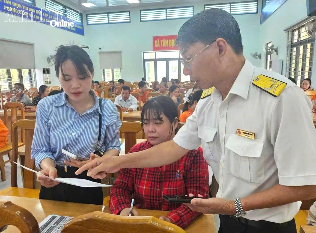 Cán bộ thuế hướng dẫn thủ tục cho người dân.