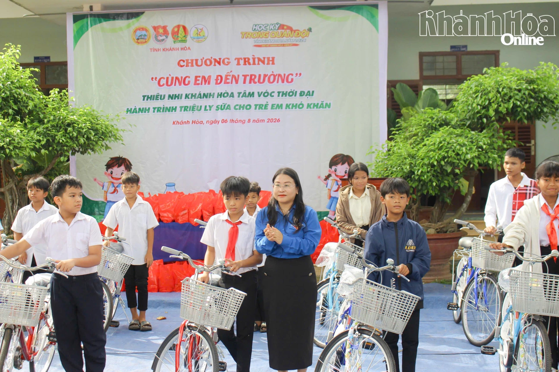 Lãnh đạo Cung Văn hóa Thiếu nhi tỉnh trao tặng xe đạp cho các thiếu nhi.