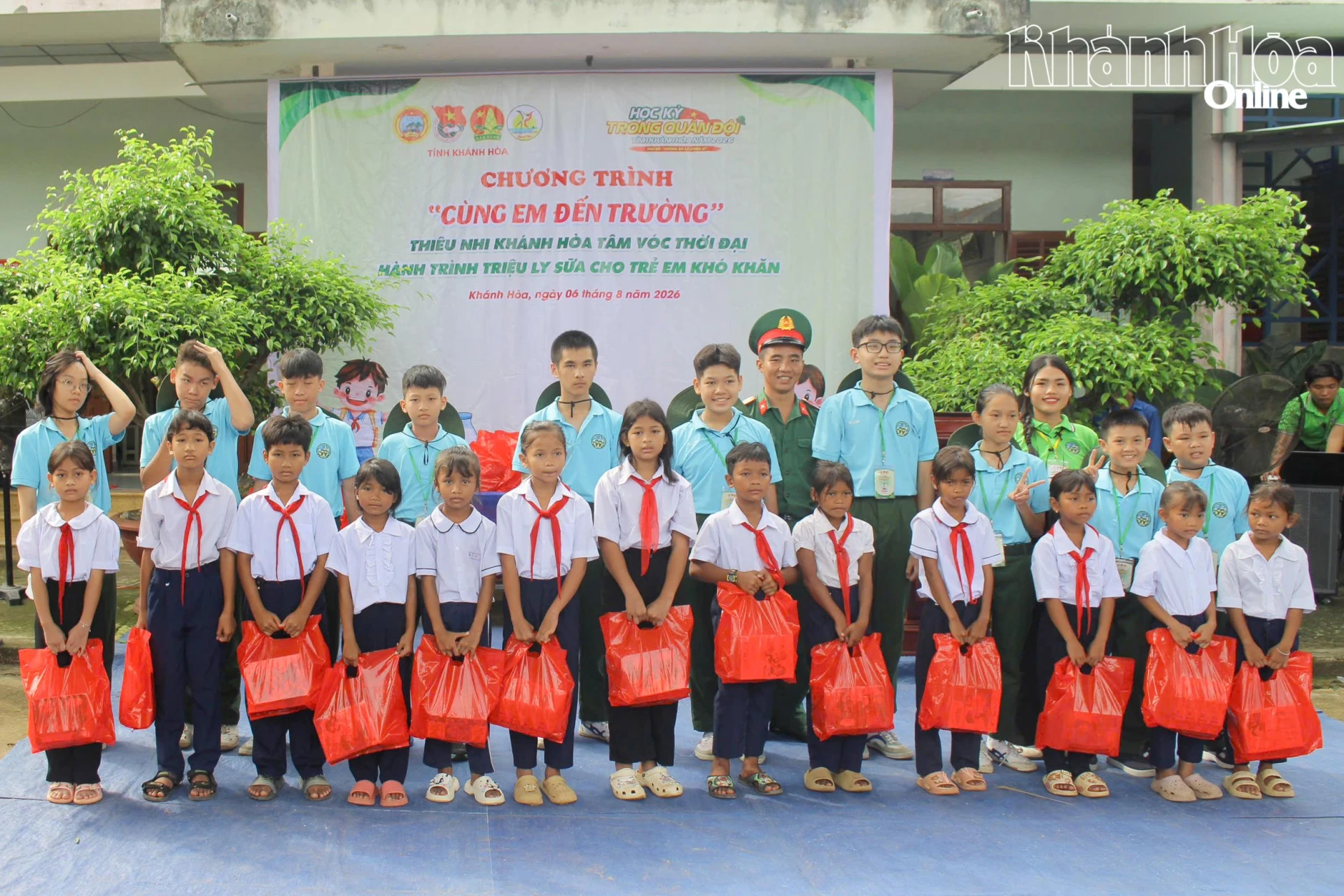 Các học viên Chương trình Học kỳ trong Quân đội trao tặng quà cho các thiếu nhi xã Khánh Vĩnh.