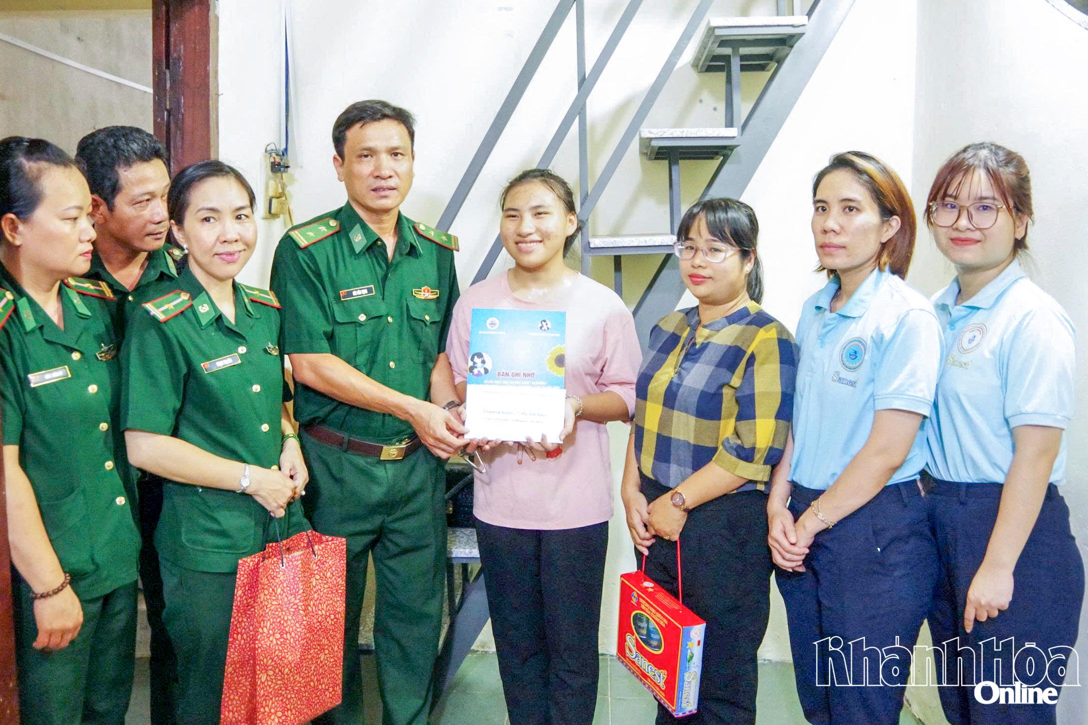 Đoàn công tác tặng quà cho em Phạm Thị Trúc Lam.