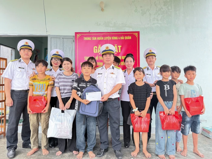 Trung tâm Huấn luyện Vùng 4 Hải quân tổ chức chương trình “Nâng bước em đến trường” tại xã Vĩnh Hải
