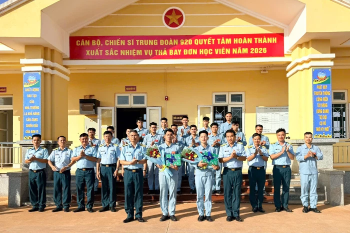 Trung đoàn 920 tổ chức ban bay đơn cho học viên phi công quân sự