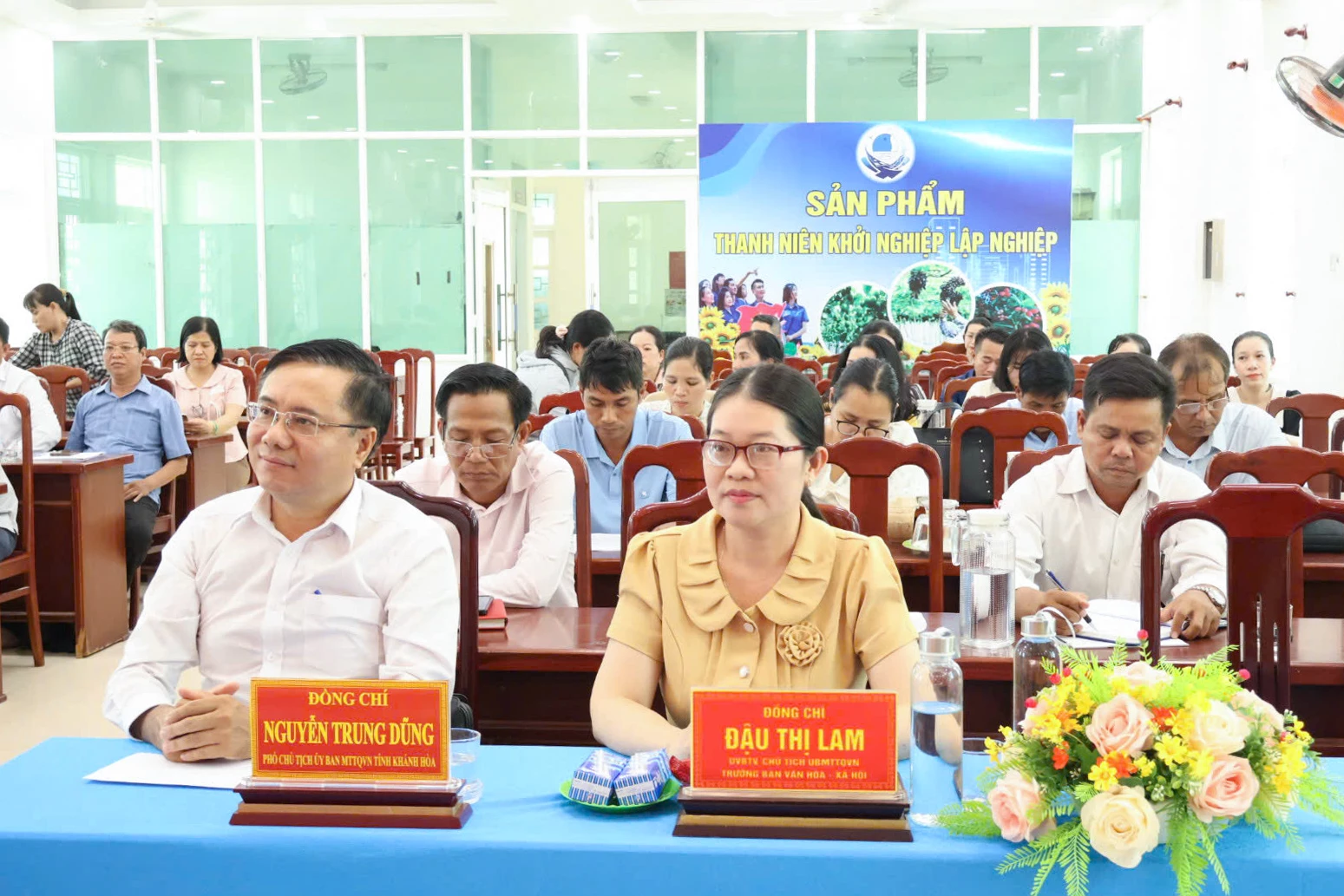 Các đại biểu dự hội nghị.