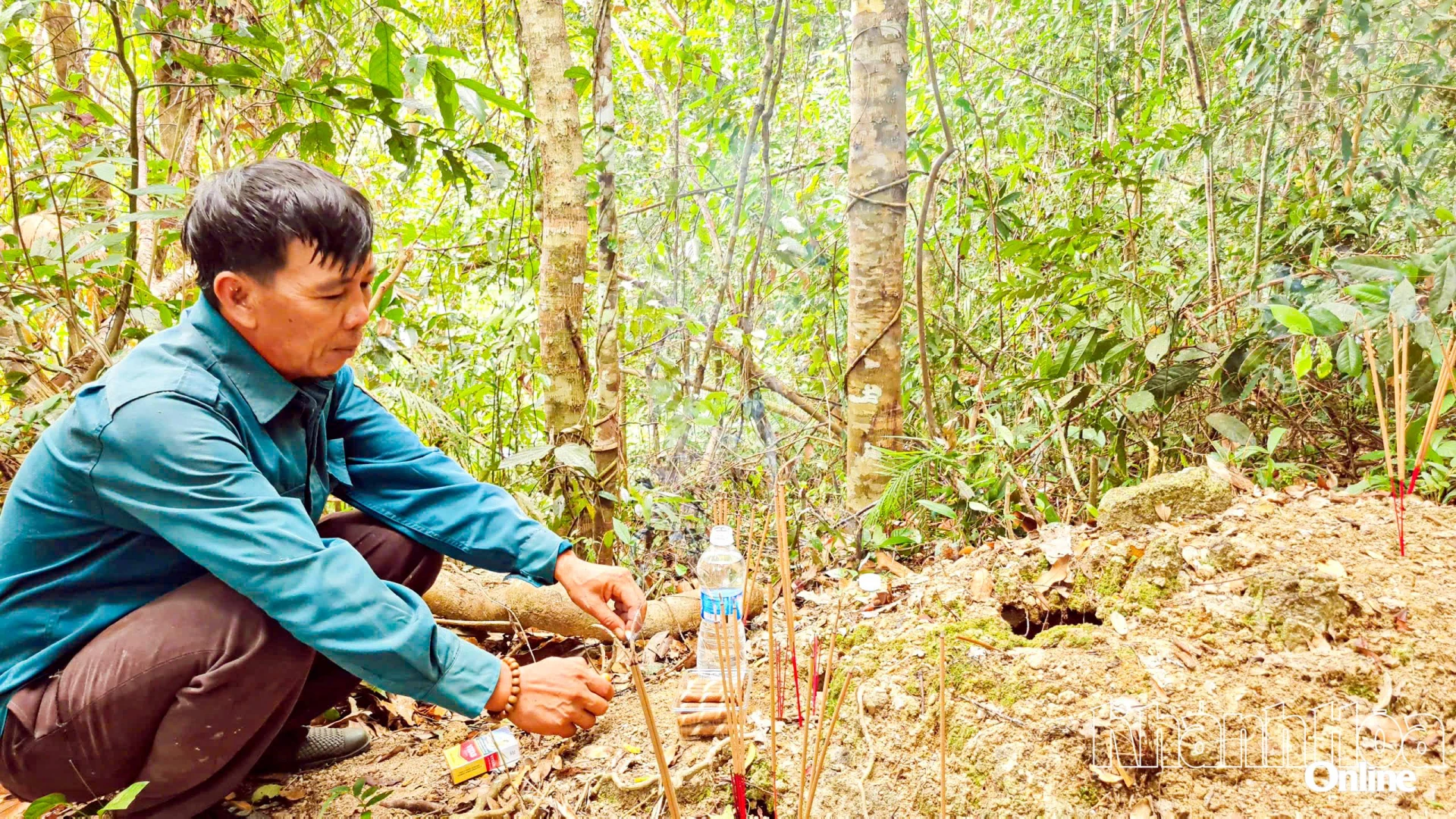 Suốt 16 năm qua, ông Trí luôn nghi những mô đất được phát hiện trên núi Hòn Chảo là mộ liệt sĩ.