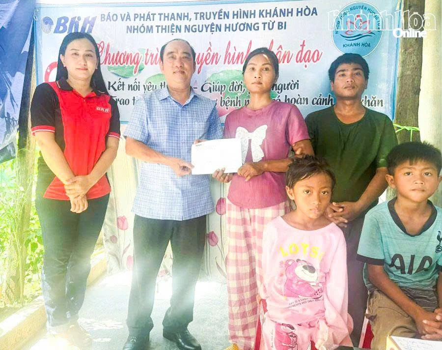 Ông Nguyễn Xuân Duy - Phó Giám đốc Báo và Phát thanh, Truyền hình Khánh Hòa trao tiền hỗ trợ cho gia đình bà Cao Thị Cạnh.