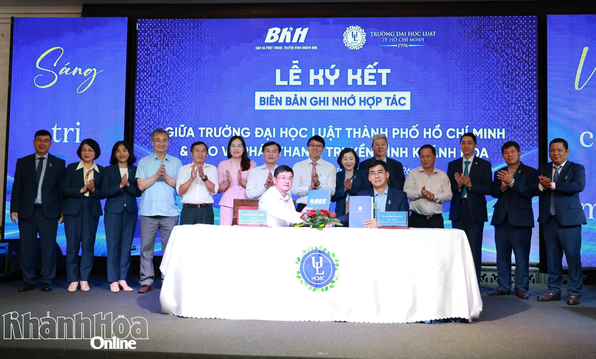 Lãnh đạo Báo và Phát thanh, Truyền hình Khánh Hòa và Trường Đại học Luật TP. Hồ Chí Minh ký kết biên bản ghi nhớ hợp tác.