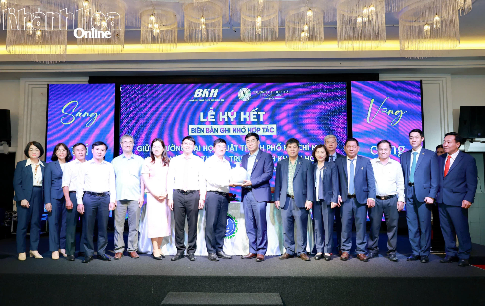 Lãnh đạo Trường Đại học Luật TP. Hồ Chí Minh tặng quà lưu niệm cho lãnh đạo Báo và Phát thanh, Truyền hình Khánh Hòa.