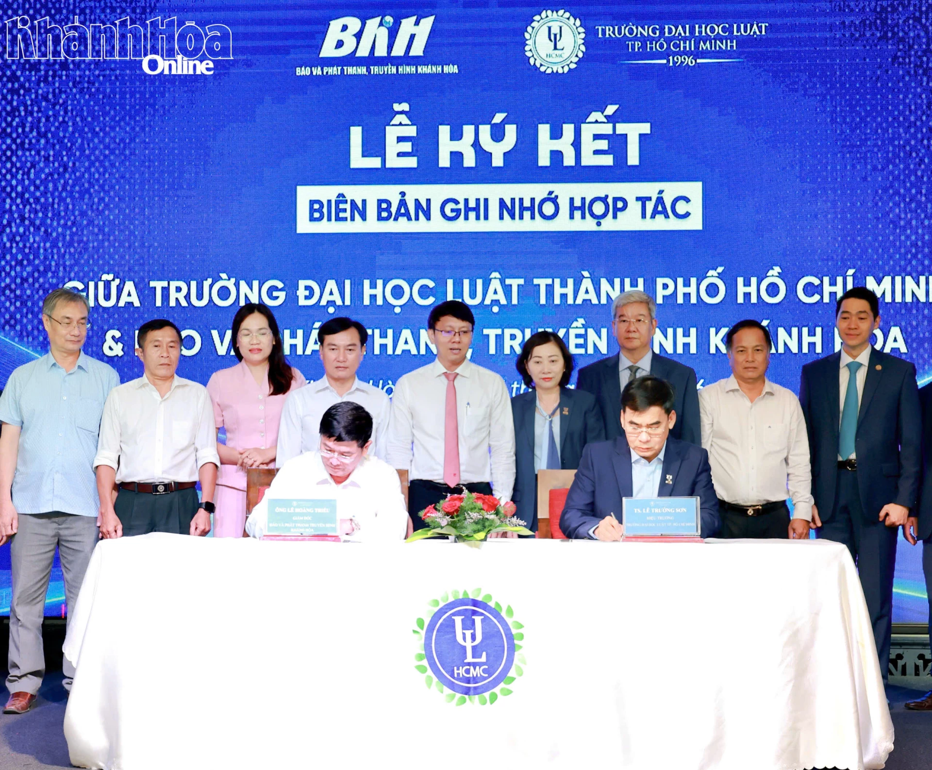 Lãnh đạo Báo và Phát thanh, Truyền hình Khánh Hòa và Trường Đại học Luật TP. Hồ Chí Minh ký kết biên bản ghi nhớ hợp tác.