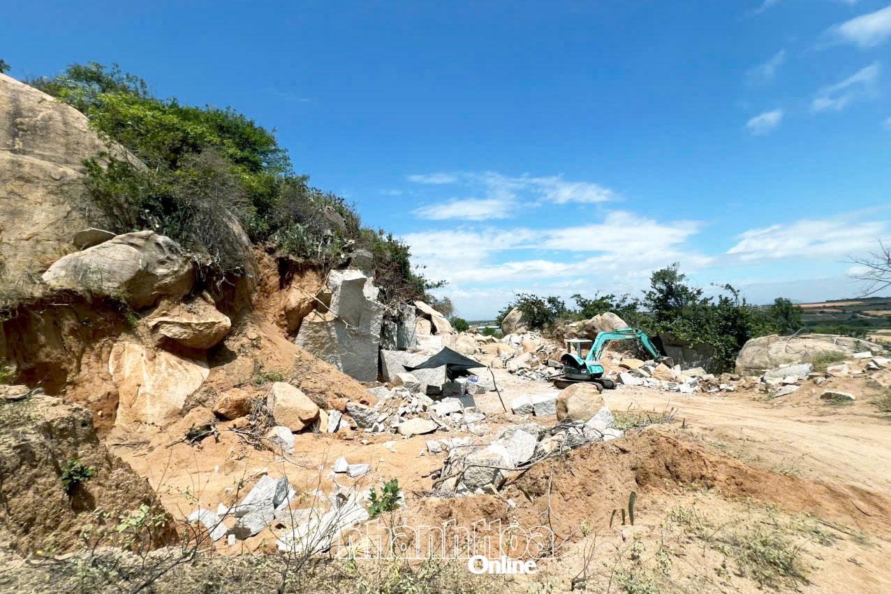 Lực lượng chức năng xã Phước Dinh phát hiện khu vực có hoạt động khai thác khoáng sản trái phép.