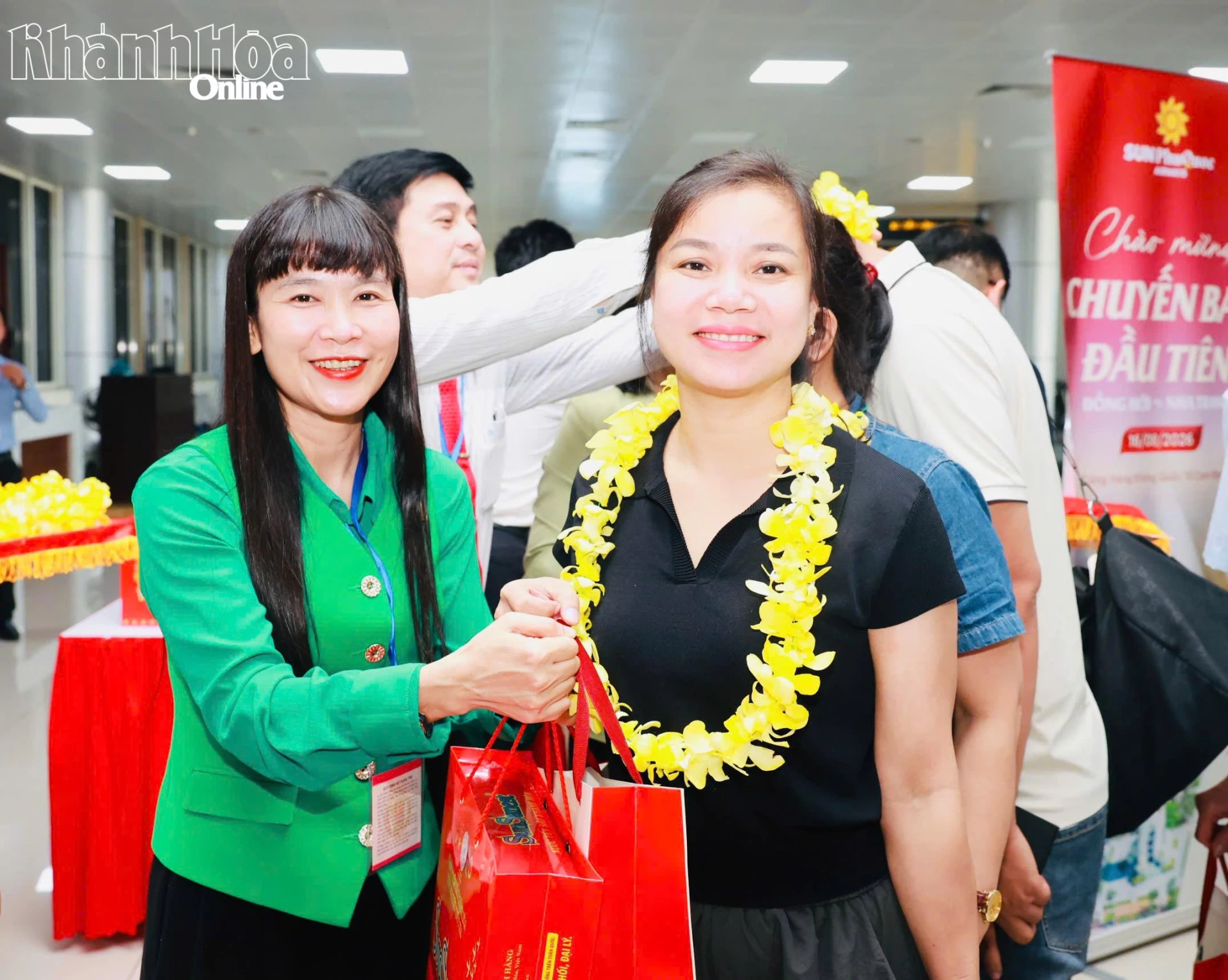 Lãnh đạo Công ty Yến sào Khánh Hòa tặng quà chào mừng hành khách trên chuyến bay đầu tiên từ Đồng Hới đến Nha Trang.