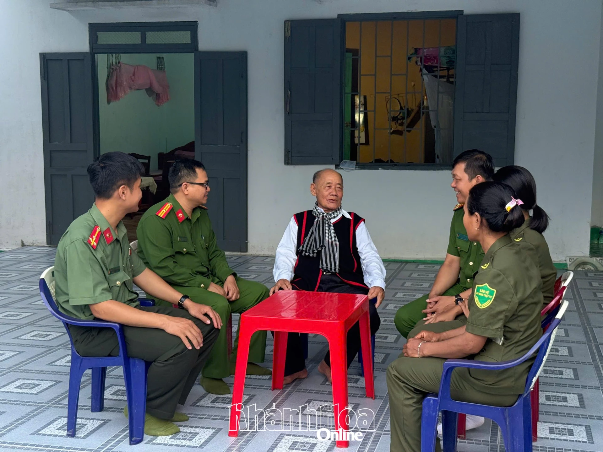 Lực lượng Công an xã Công Hải trao đổi, phối hợp cùng ông Chama léa Thơm tuyên truyền người dân trong thon, xóm.