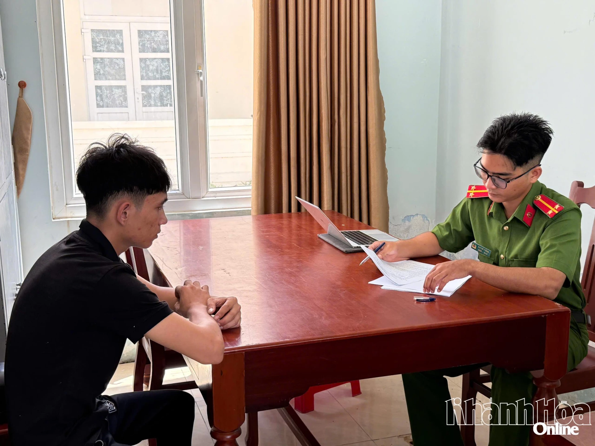 Công an xã Công Hải tuyên truyền, vận động thanh niên tự nguyện giao nộp pô xe độ chế, góp phần phát huy hiệu quả mô hình “Mỗi hộ gia đình có thành viên tham gia phòng, chống tội phạm”.