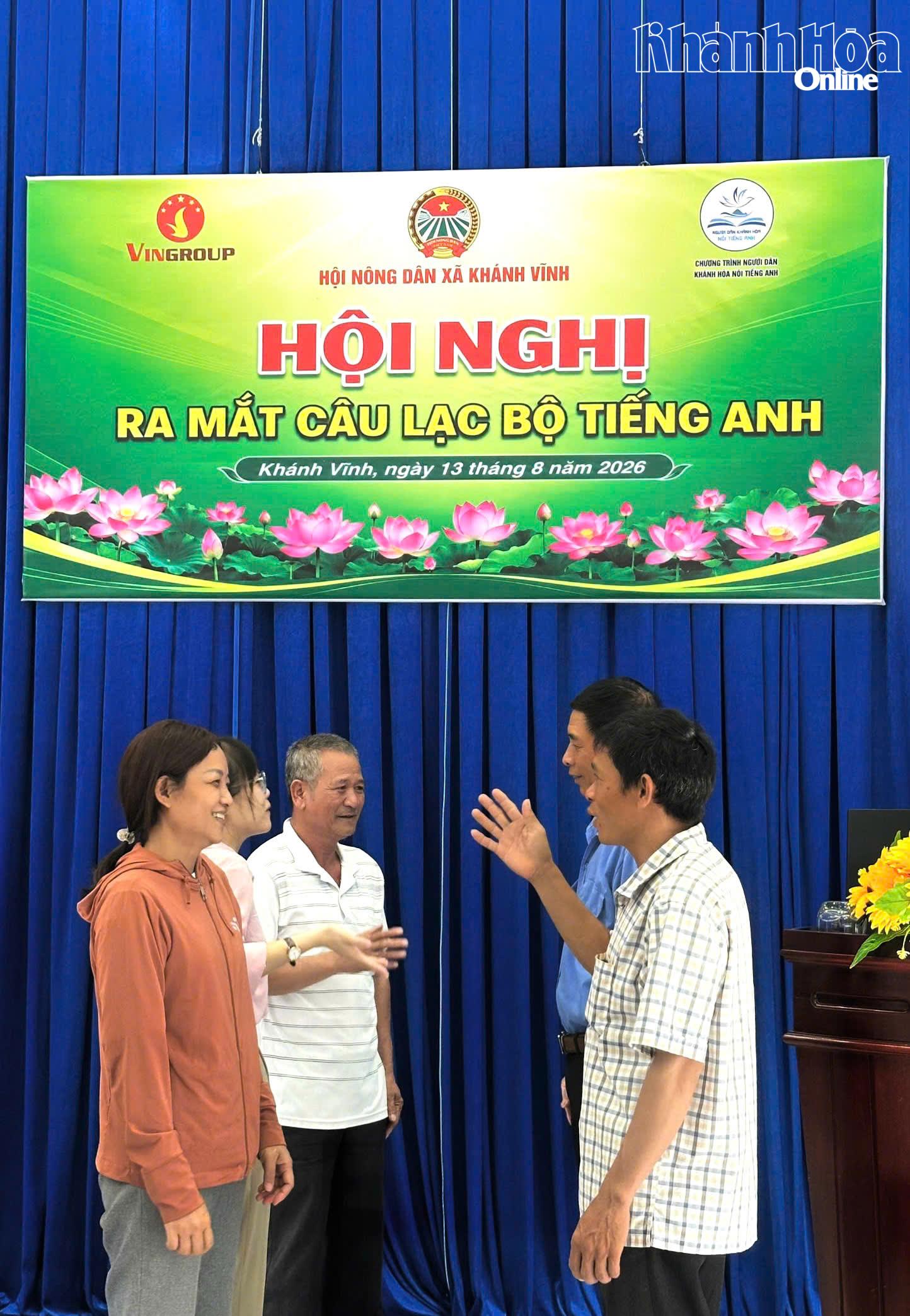Các thành viên câu lạc bộ tiếng Anh Hội Nông dân xã Khánh Vĩnh thực hành giao tiếp tiếng Anh tại buổi ra mắt câu lạc bộ.