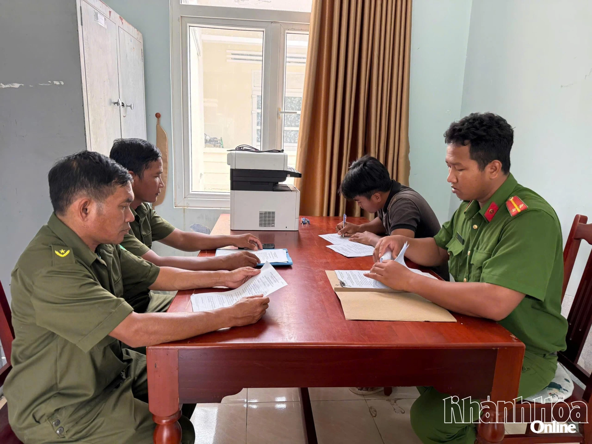Công an xã Công Hải và lực lượng tham gia bảo vệ an ninh trật tự ở cơ sở phối hợp tuyên truyền, giáo dục đối tượng tái hòa nhập cộng đồng phát huy hiệu quả của mô hình “Trạm Hy Vọng”
