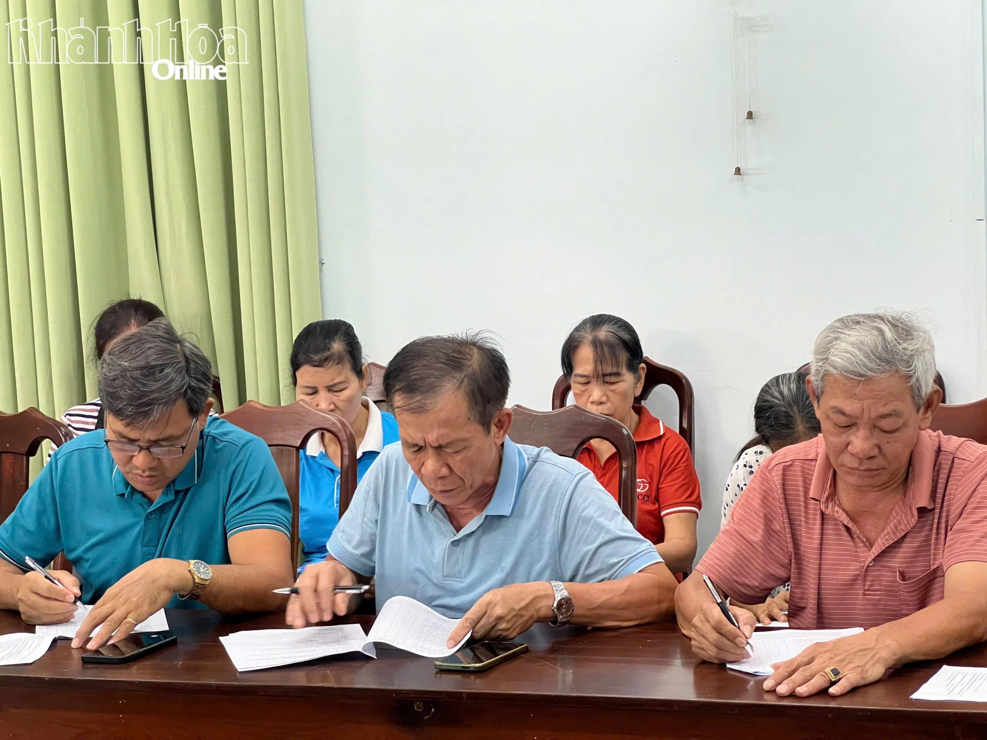 Người dân phường Bắc Nha Trang trả lời phiếu khảo sát.