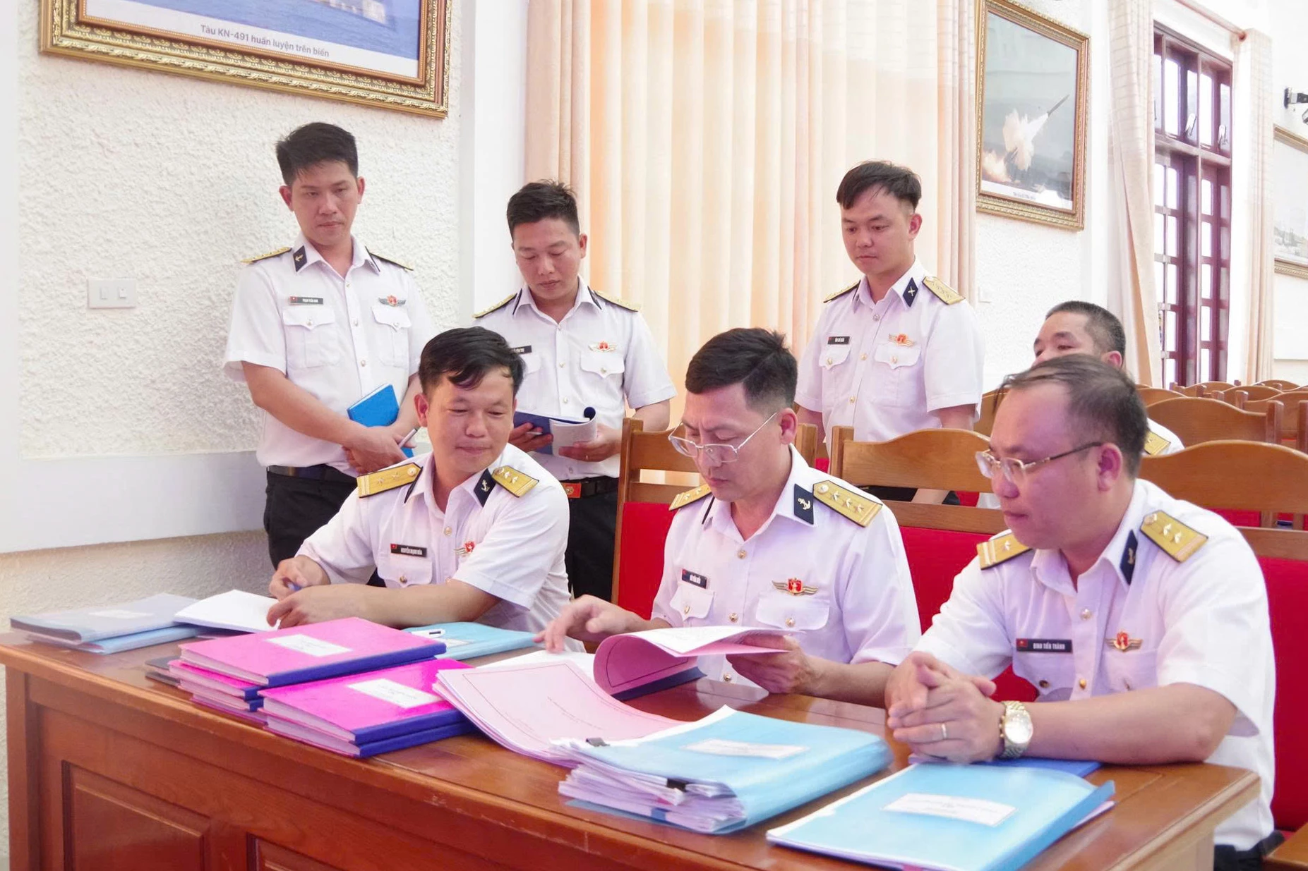 Đoàn kiểm tra các nội dung công tác đảng, công tác chính trị tại trung tâm.
