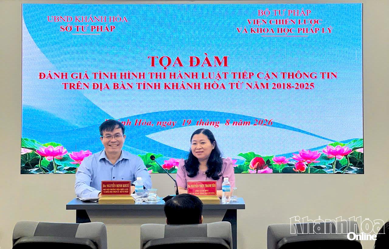 Chủ trì buổi tọa đàm.  
