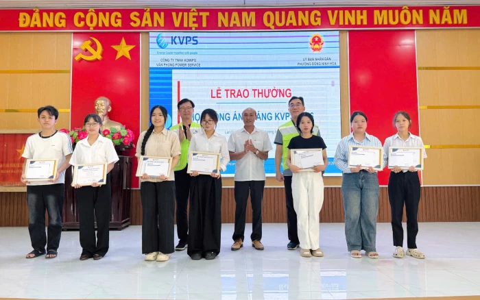 Phường Đông Ninh Hòa phối hợp trao 47 suất học bổng cho học sinh, sinh viên