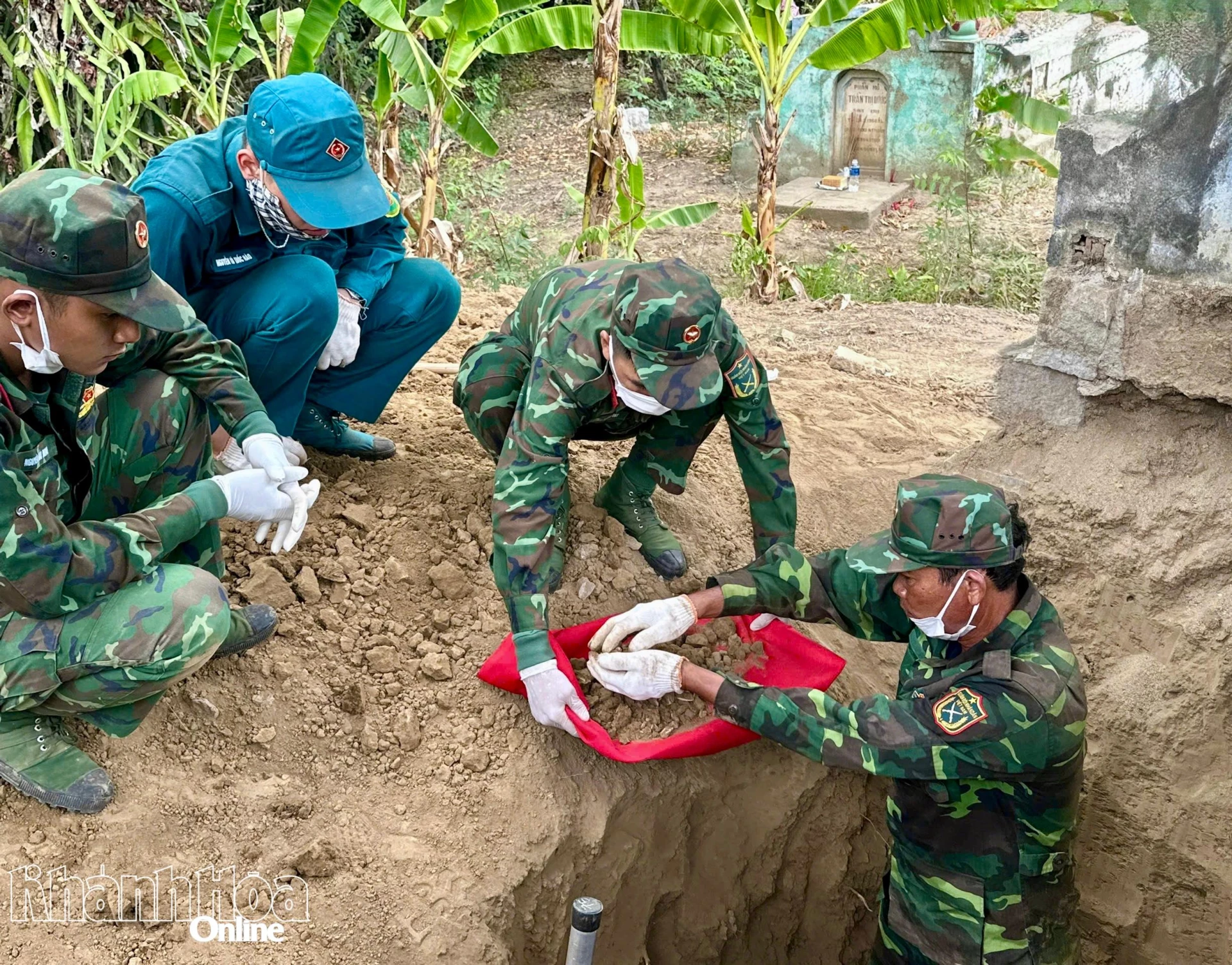 Lực lượng chức năng thực hiện cất bốc, quy tập hài cốt liệt sĩ Trần Hữu Khôi.