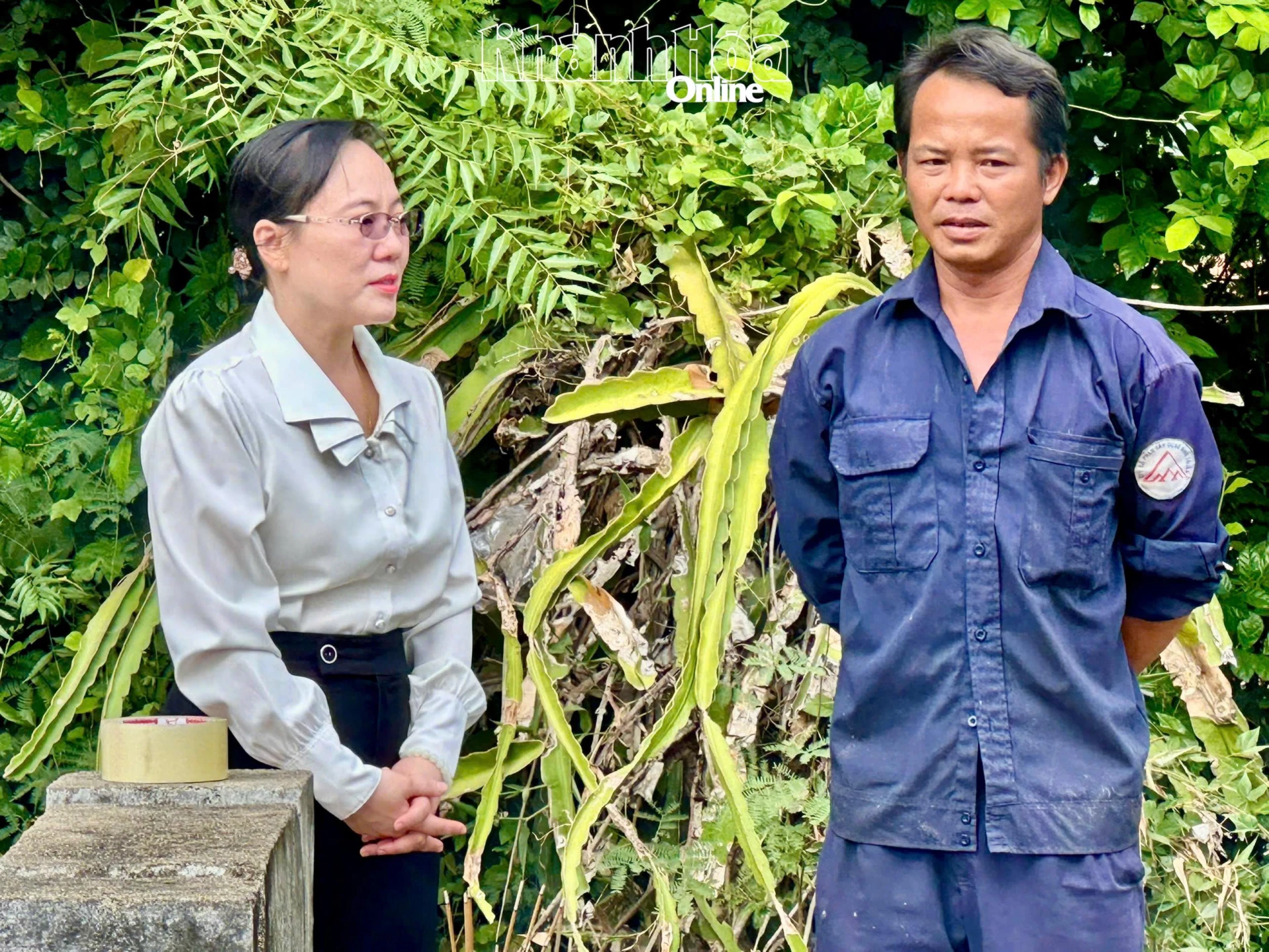 Bí thư Đảng ủy phường Phan Rang Châu Thị Thanh Hà thăm hỏi, động viên ông Trần Hữu Lượng, cháu của hai liệt sĩ Trần Hữu Khôi và Trần Hữu Mão.