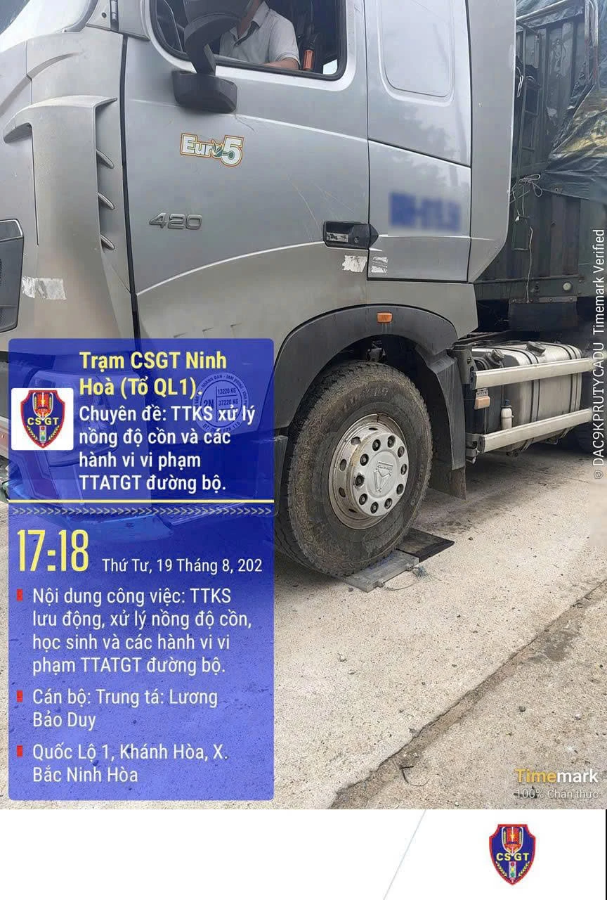 Trạm Cảnh sát giao thông Ninh Hòa dừng kiểm tra xe quá tải. Ảnh: Trạm Cảnh sát giao thông Ninh Hòa cung cấp