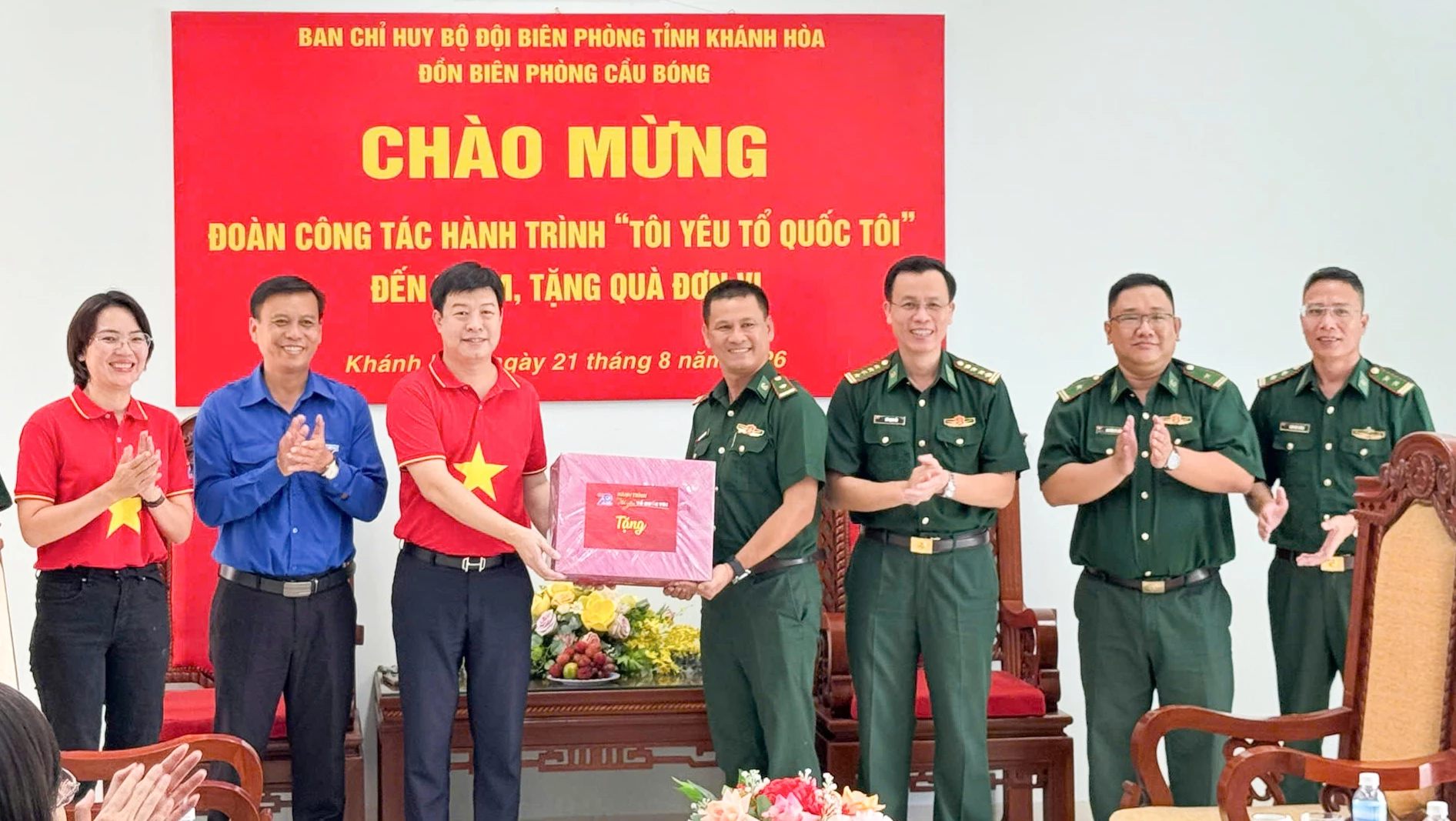 Đoàn thăm, tặng quà cho cán bộ, chiến sĩ Đồn Biên phòng Cầu Bóng.
