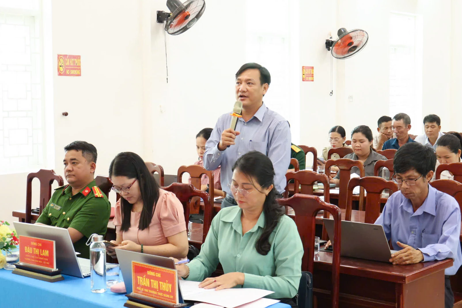 Các đại biểu thảo luận tại hội nghị.