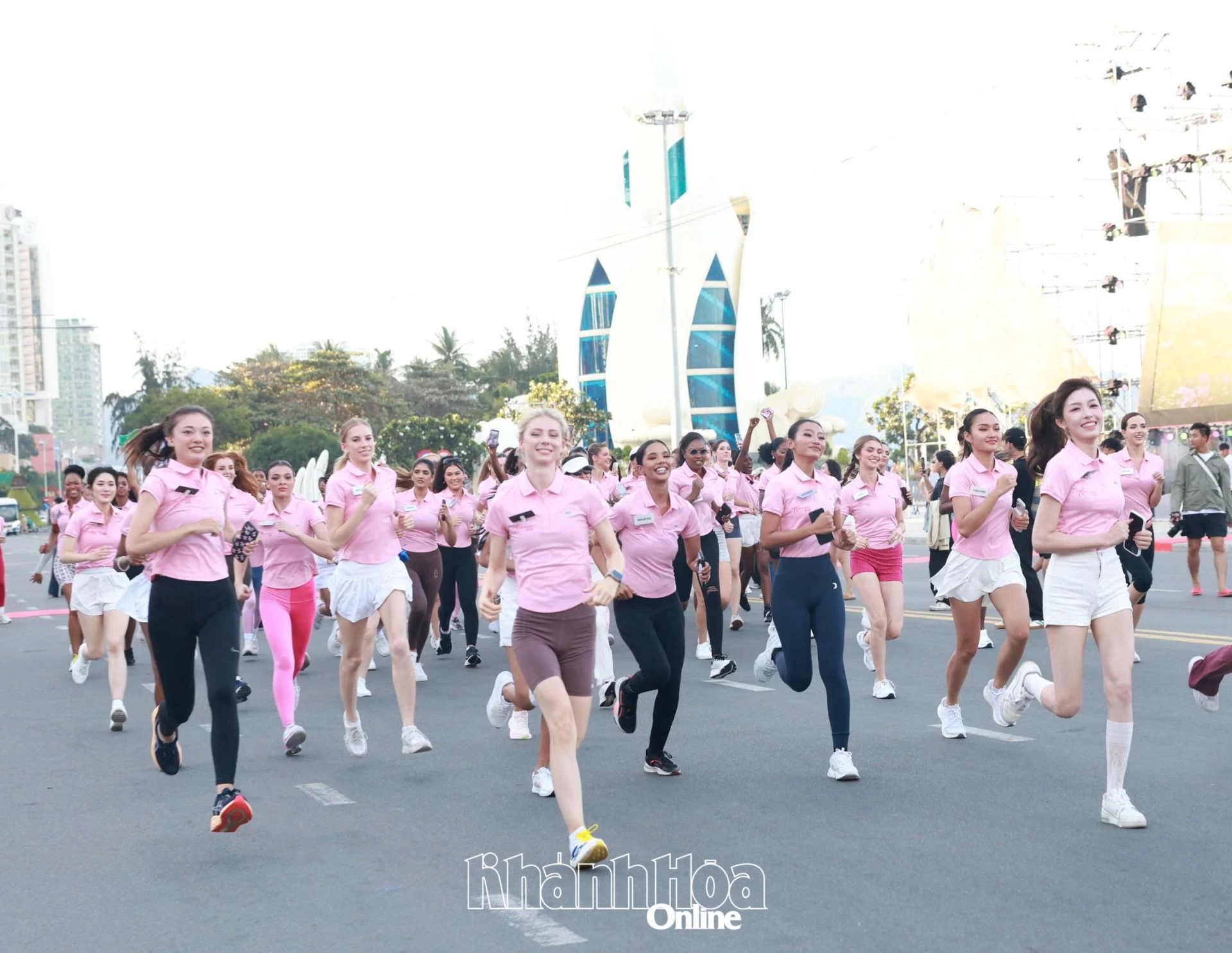 Hơn 100 thí sinh dự thi Miss World 2026 chạy trên đường Trần Phú, phường Nha Trang
