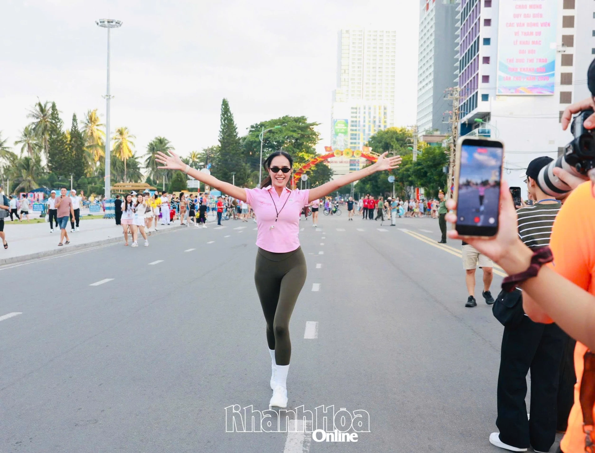 Một người đẹp chạy về đích