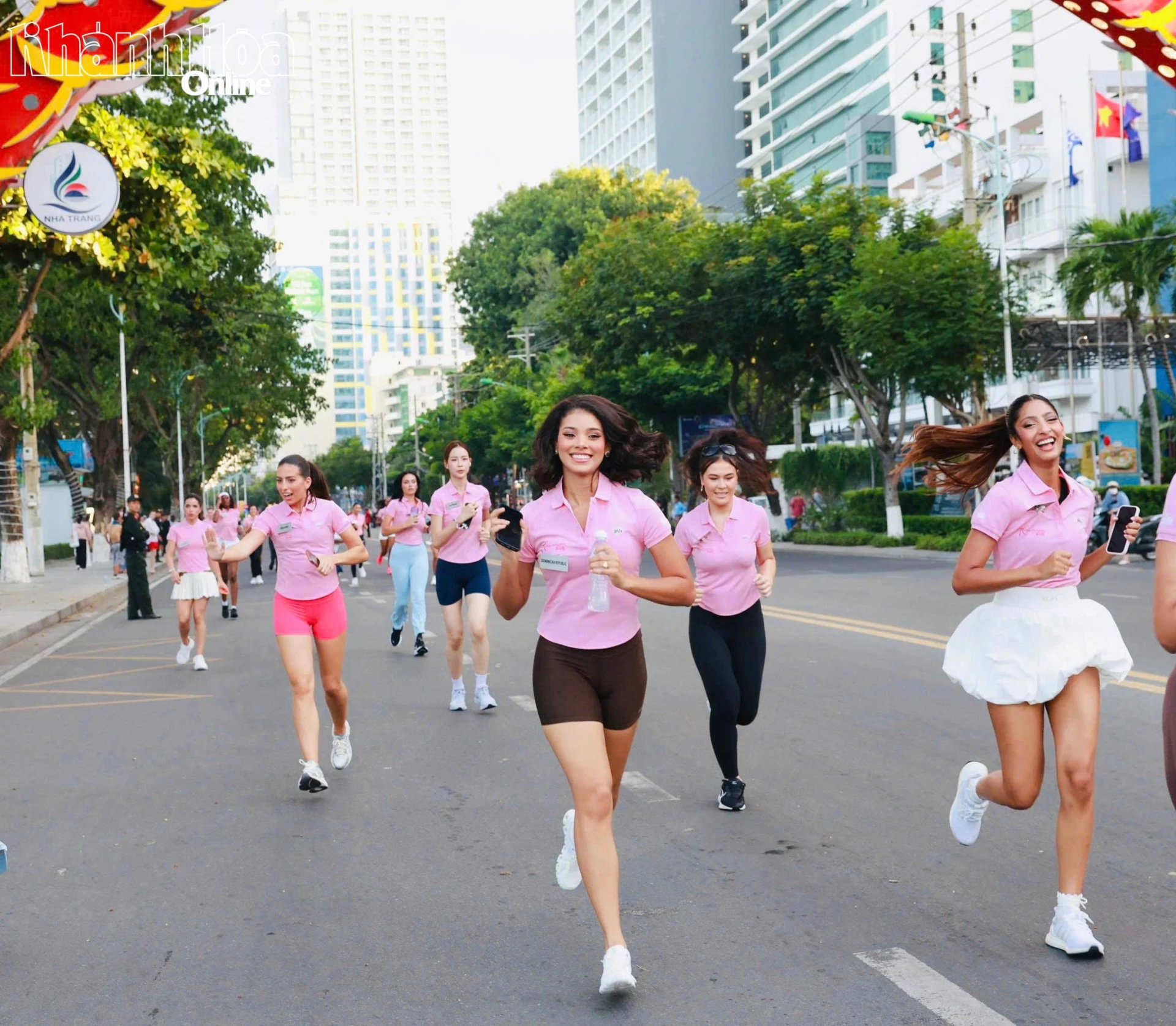 Các thí sinh chạy 
