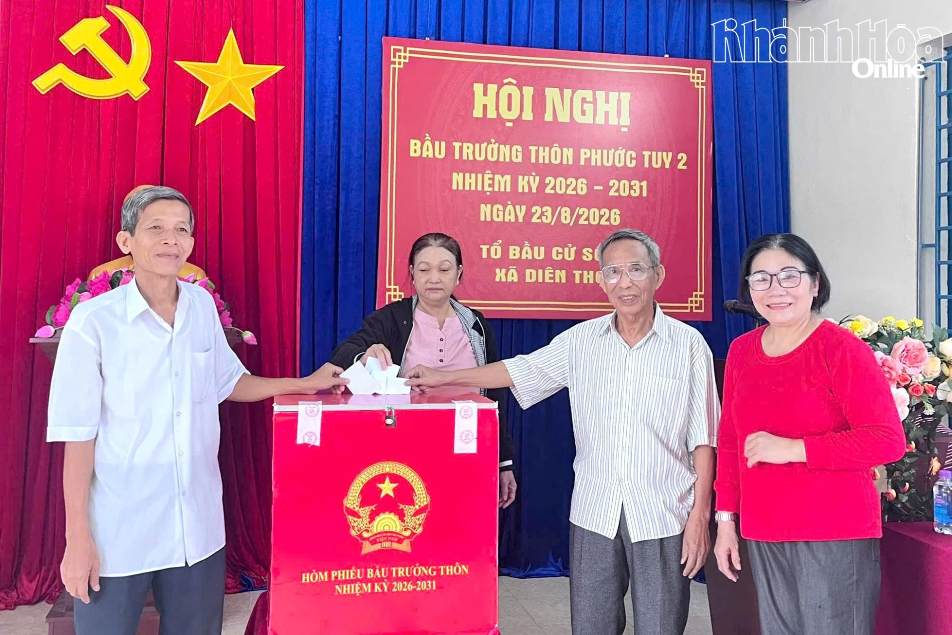 Cử tri Tổ bầu cử số 2, xã Diên Thọ tham gia bỏ phiếu. Ảnh: T.LY