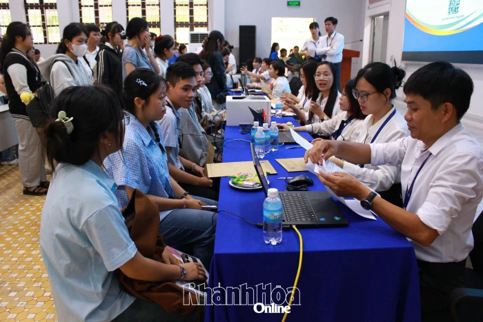 Trường Đại học Khánh Hòa đón hơn 1.700 tân sinh viên nhập học